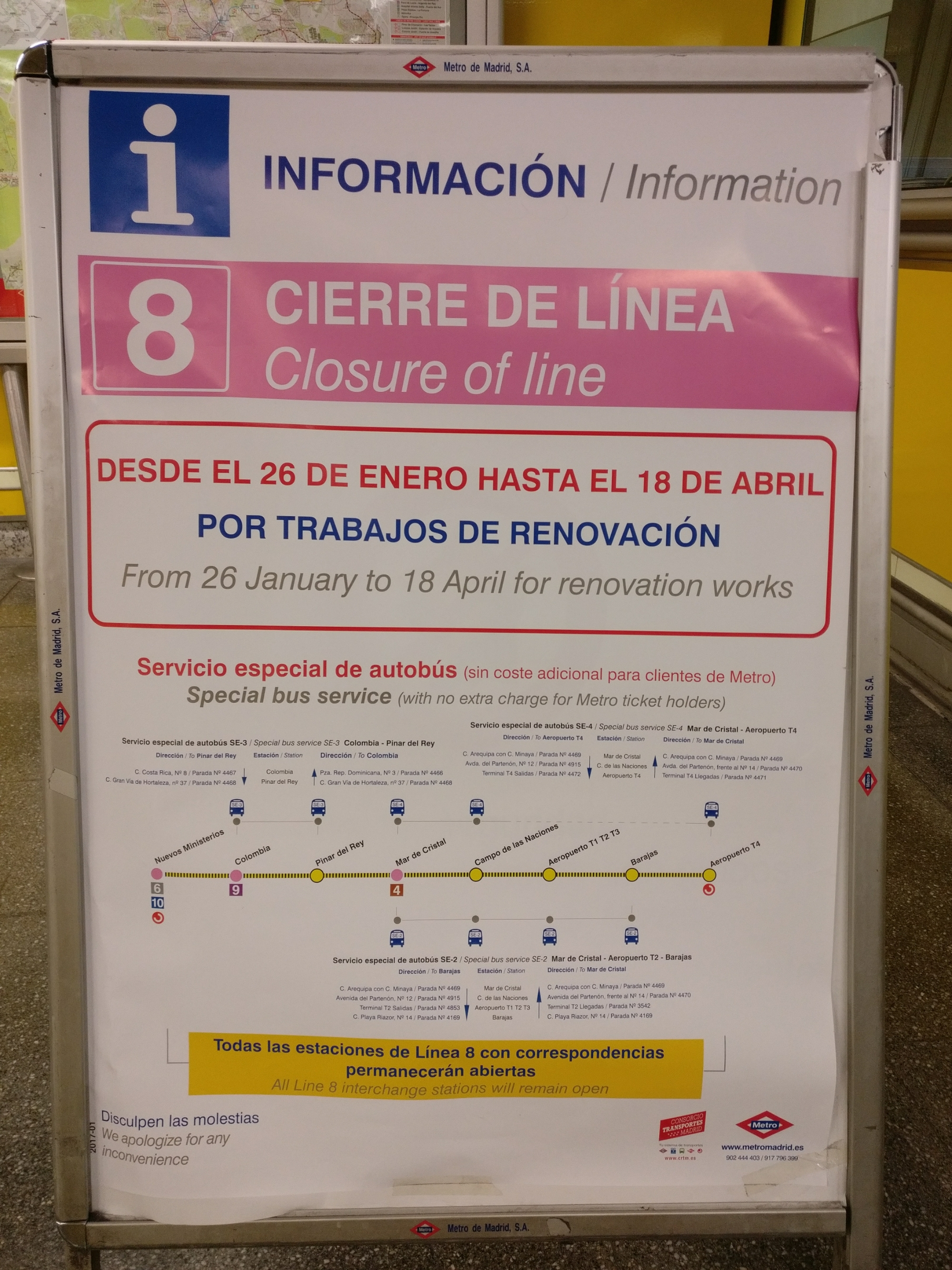 Cartel de información sobre el cierre de la línea de metro (línea 8) de Madrid que comunica con el aeropuerto